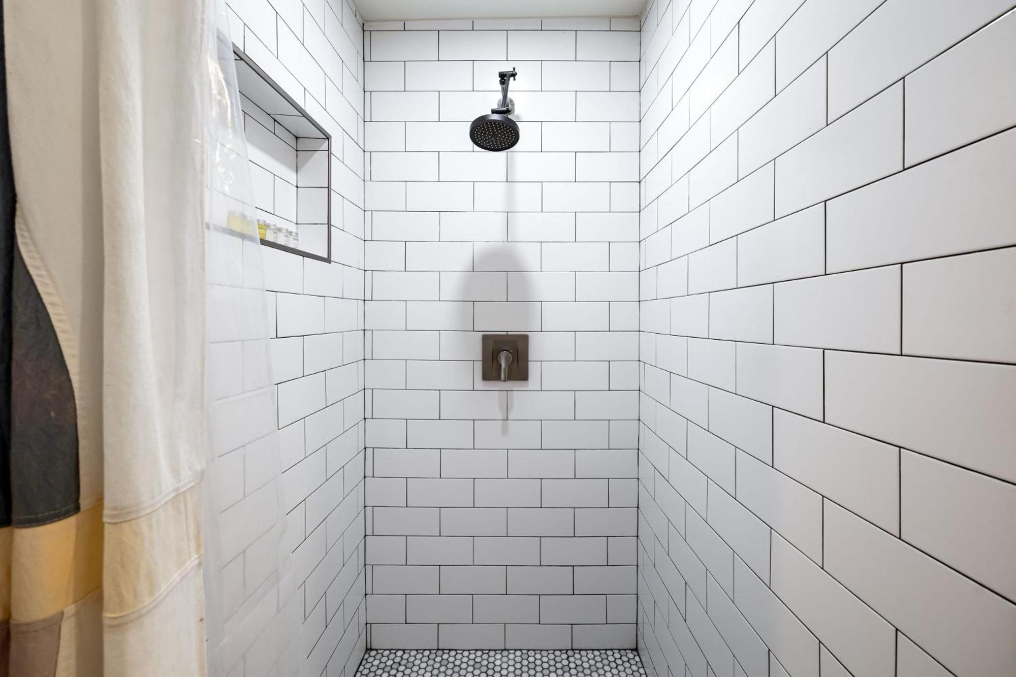 Hébergement de vacances Chic La Hideaway W Soaking Tub Firepit Lounge Tranquil Backyard *