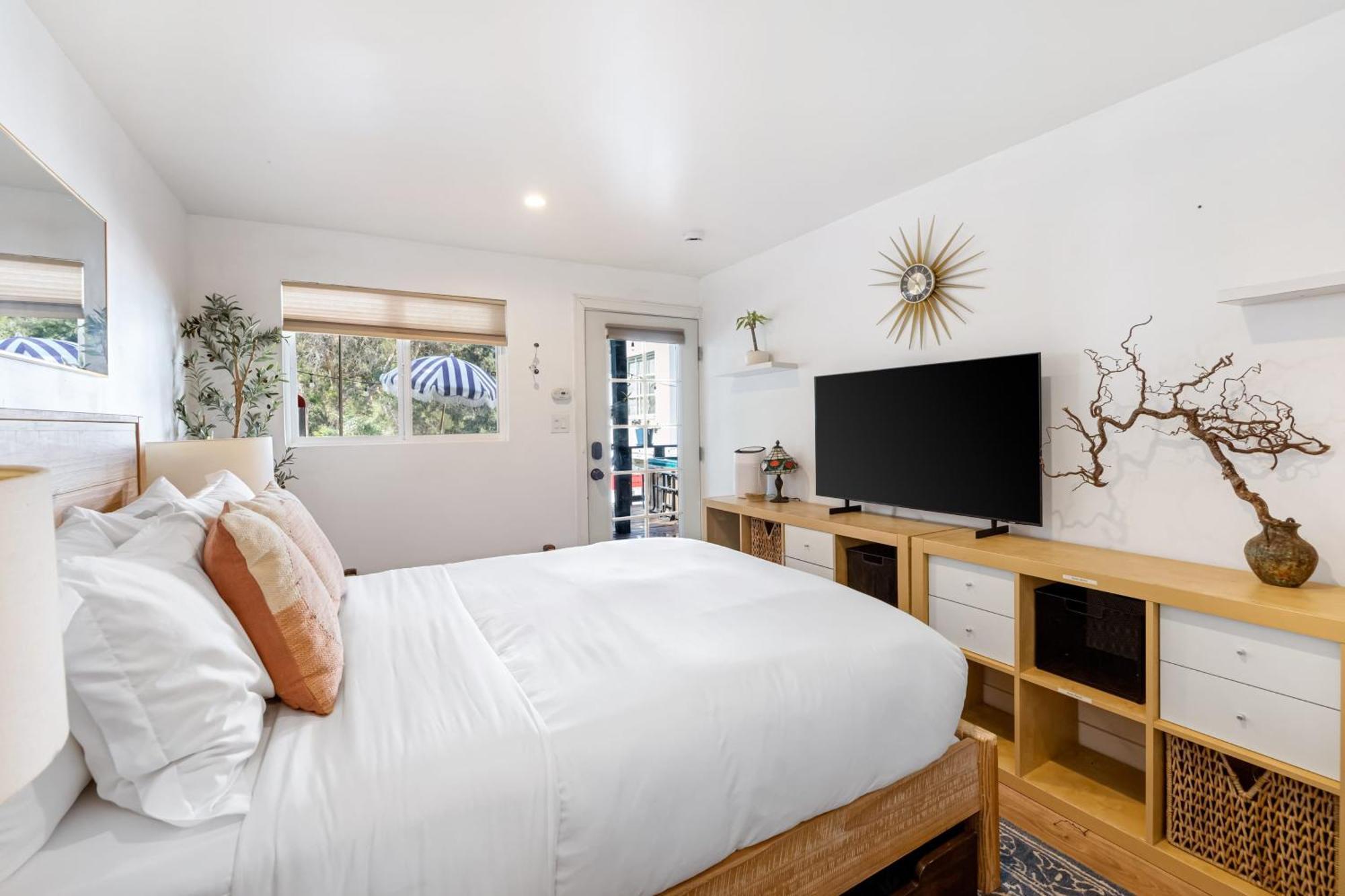 Hébergement de vacances Chic La Hideaway W Soaking Tub Firepit Lounge Tranquil Backyard