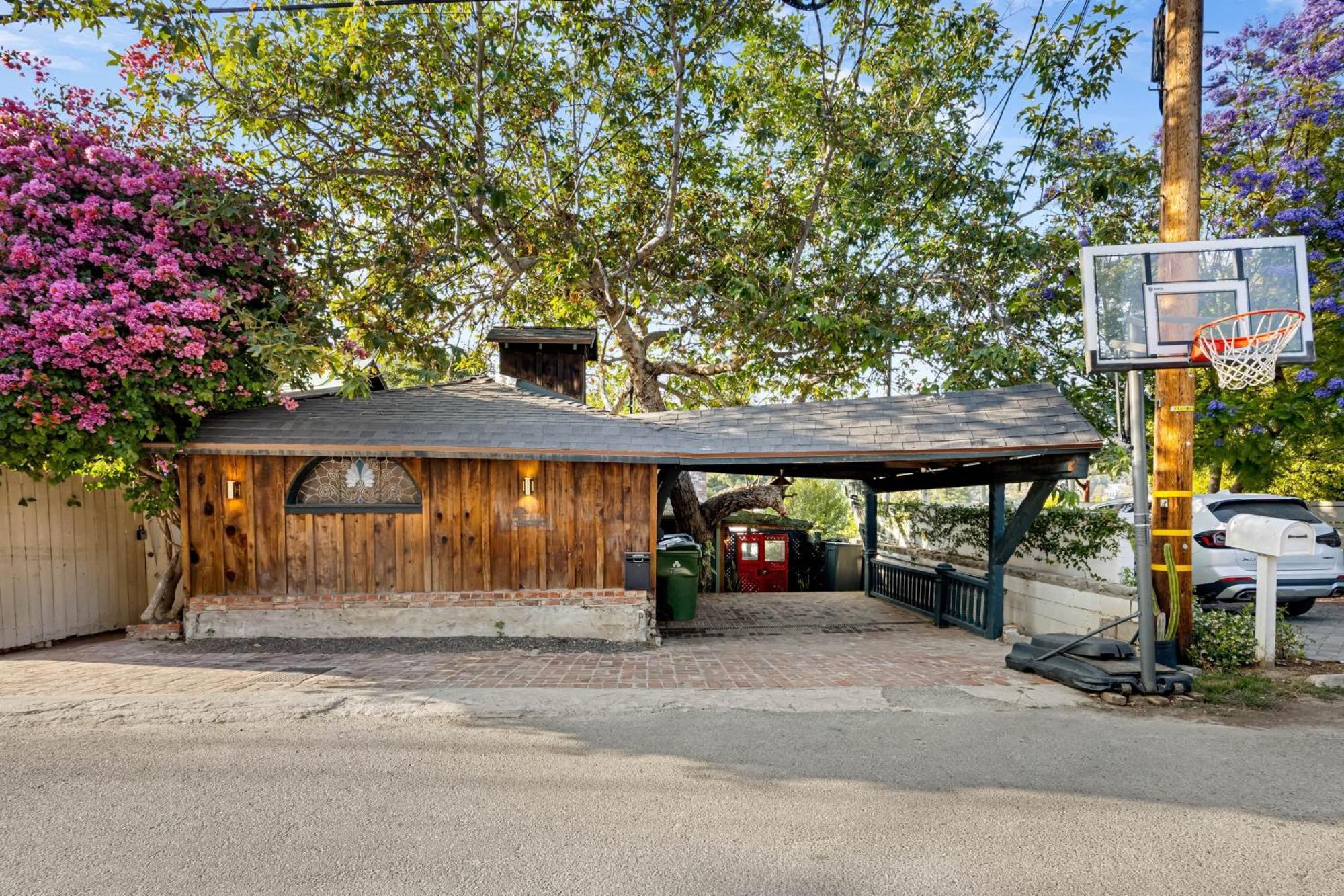 Hébergement de vacances Chic La Hideaway W Soaking Tub Firepit Lounge Tranquil Backyard